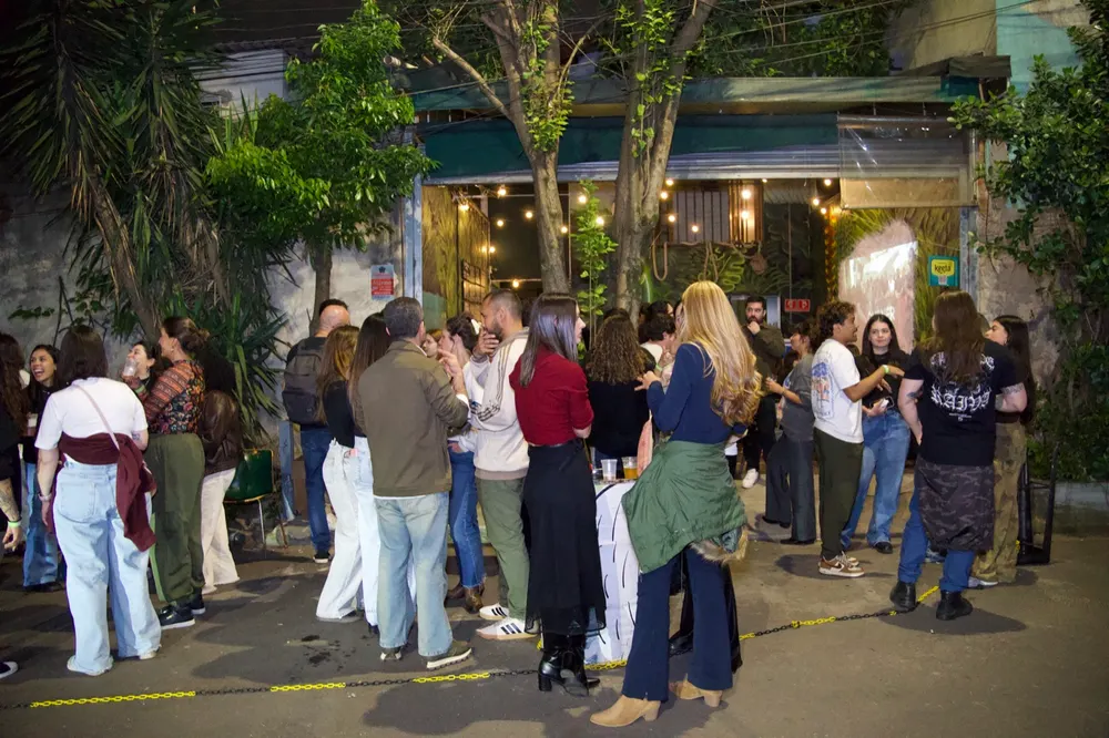 Galera reunida na entrada dos fundos do Soul Hops Berrini à noite