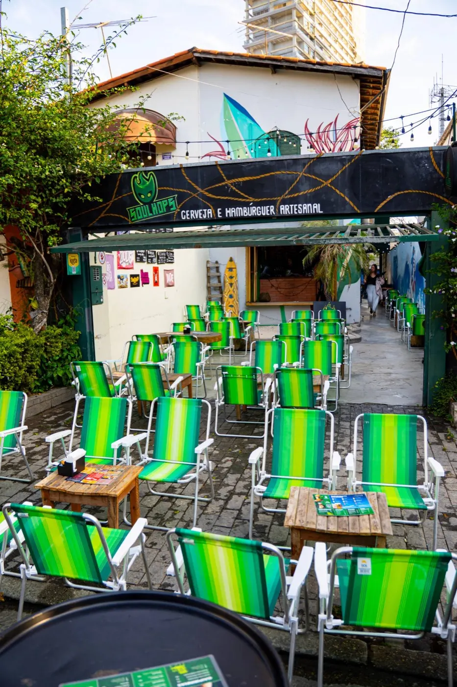 Entrada do Soul Hops Berrini com as cadeirinhas verdes de praia