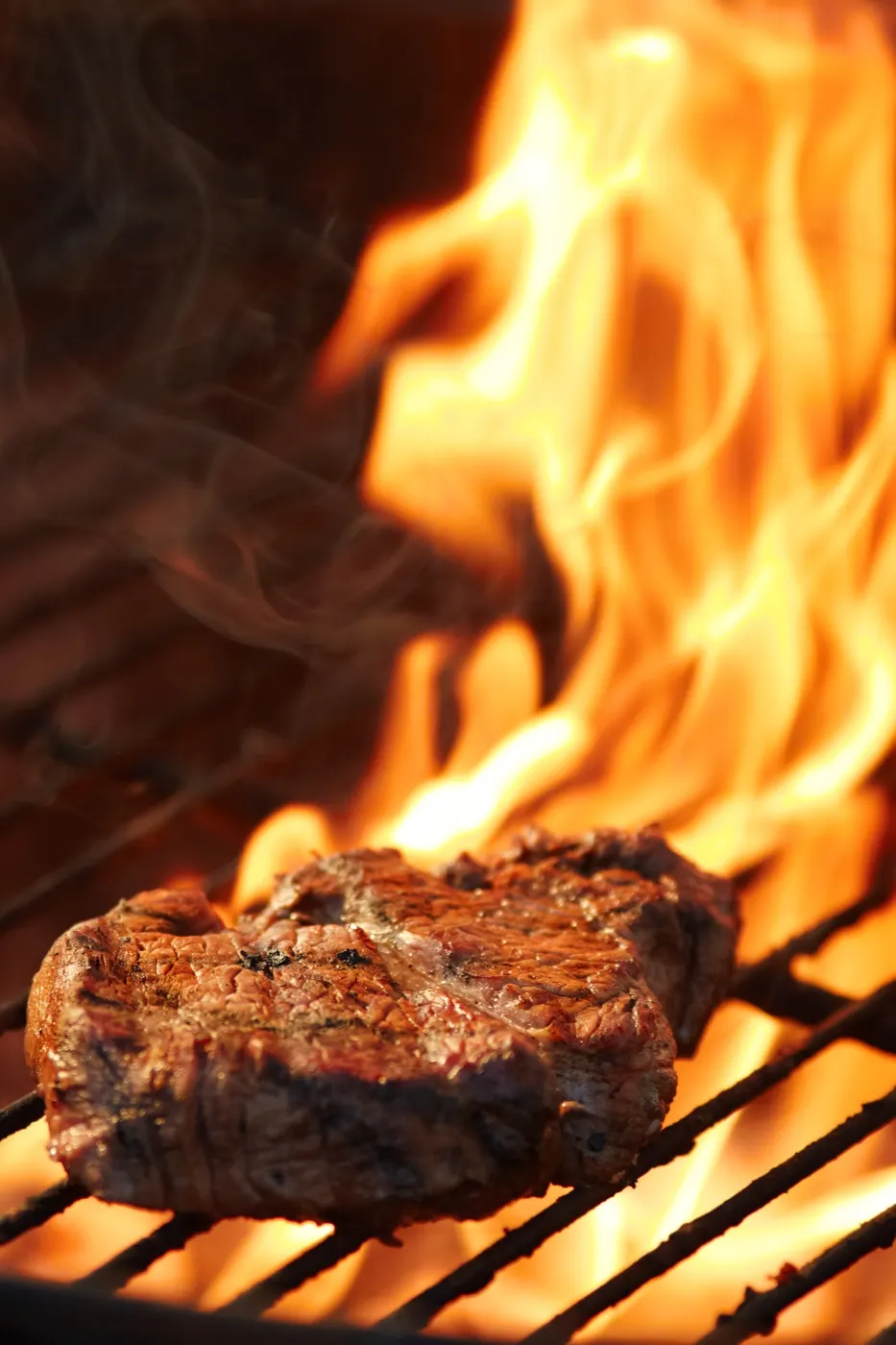 Corte grelhando na brasa com fogo alto