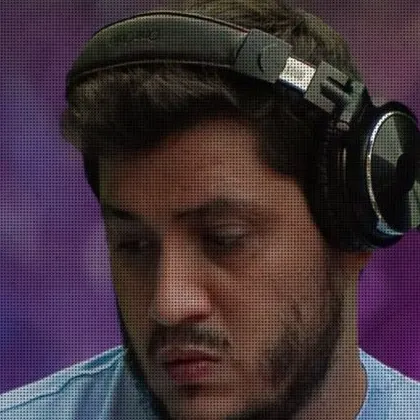DJ Pedrada de fone