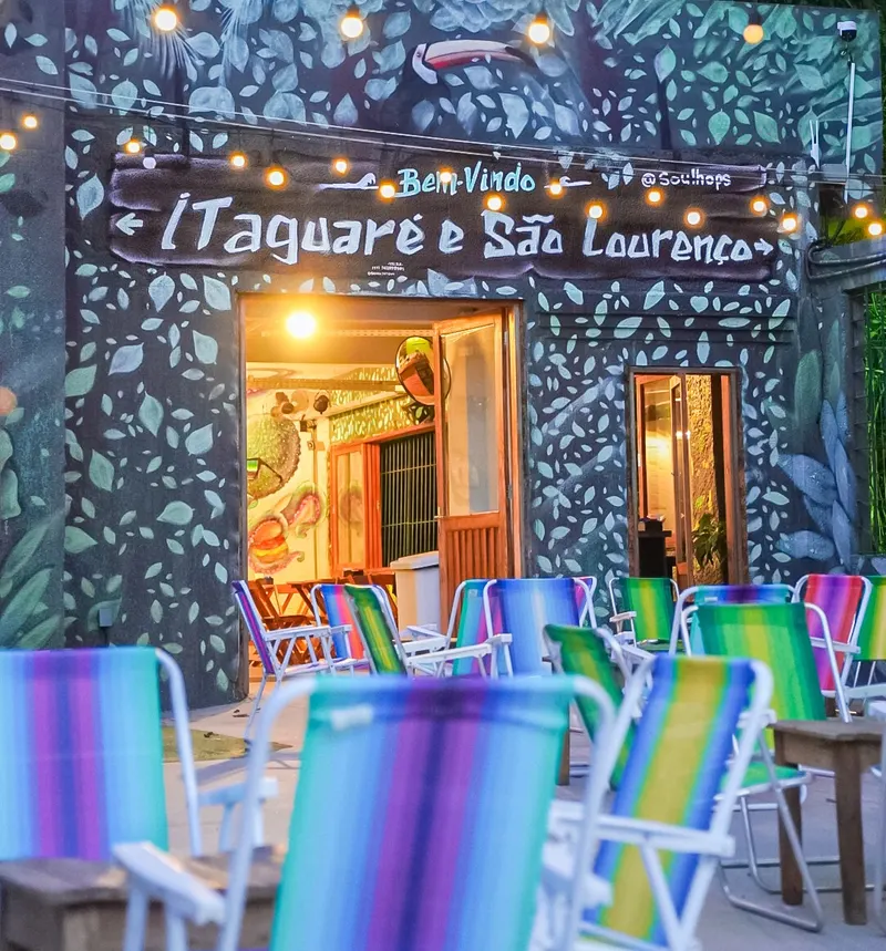 Entrada do Soul Hops Itaguaré e São Lourenço com cadeiras de praia