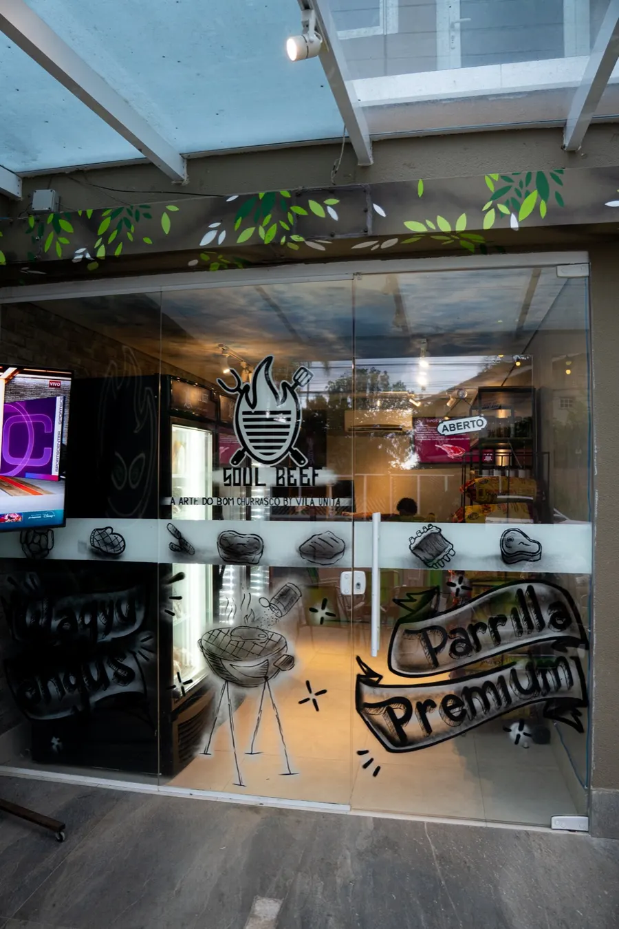 Frente da loja da Soul Beef com o logo na vitrine