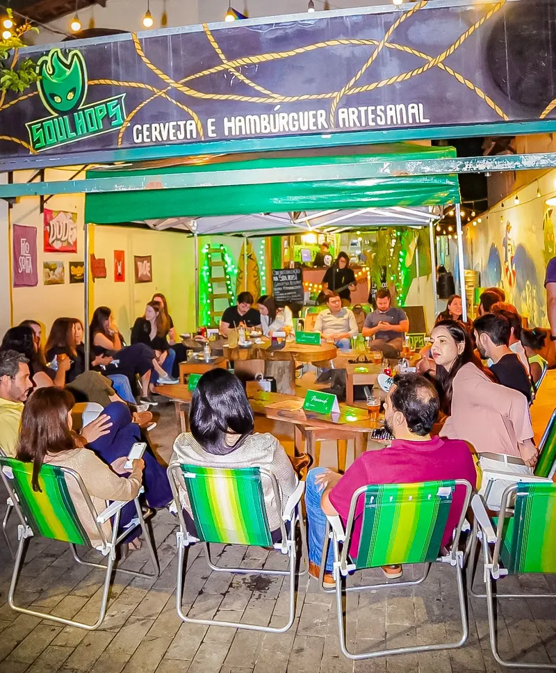Galera nas cadeirinhas da Berrini à noite
