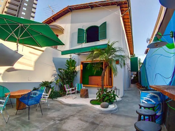 Pátio do Soul Hops Berrini em 2019, com cadeiras de praia e a janela verde do bar