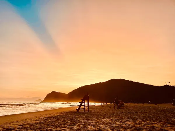 Pôr do sol na praia de Camburizinho