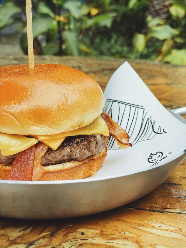 Burger com bacon e queijo na travessa do Soul Hops