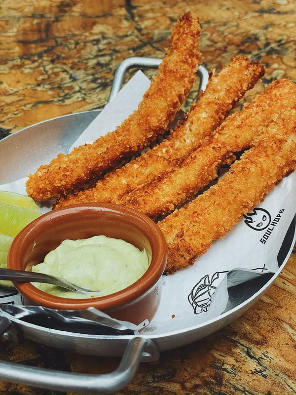 Iscas empanadas com molho da casa