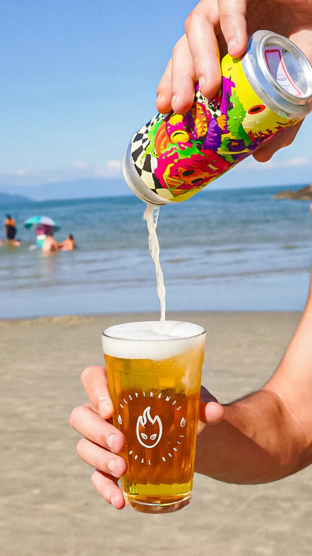 Lata de cerveja sendo servida no copo Respiramos Litoral Norte na praia