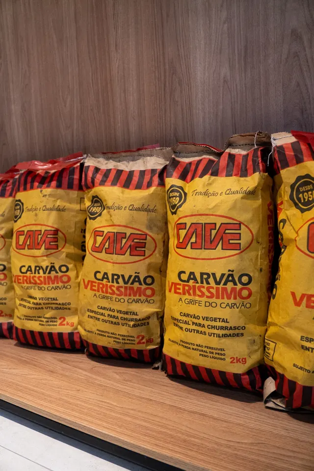 Sacos de carvão vegetal na prateleira