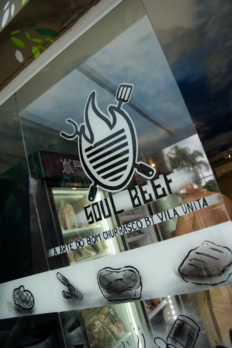 Vitrine da Soul Beef com o adesivo do logo