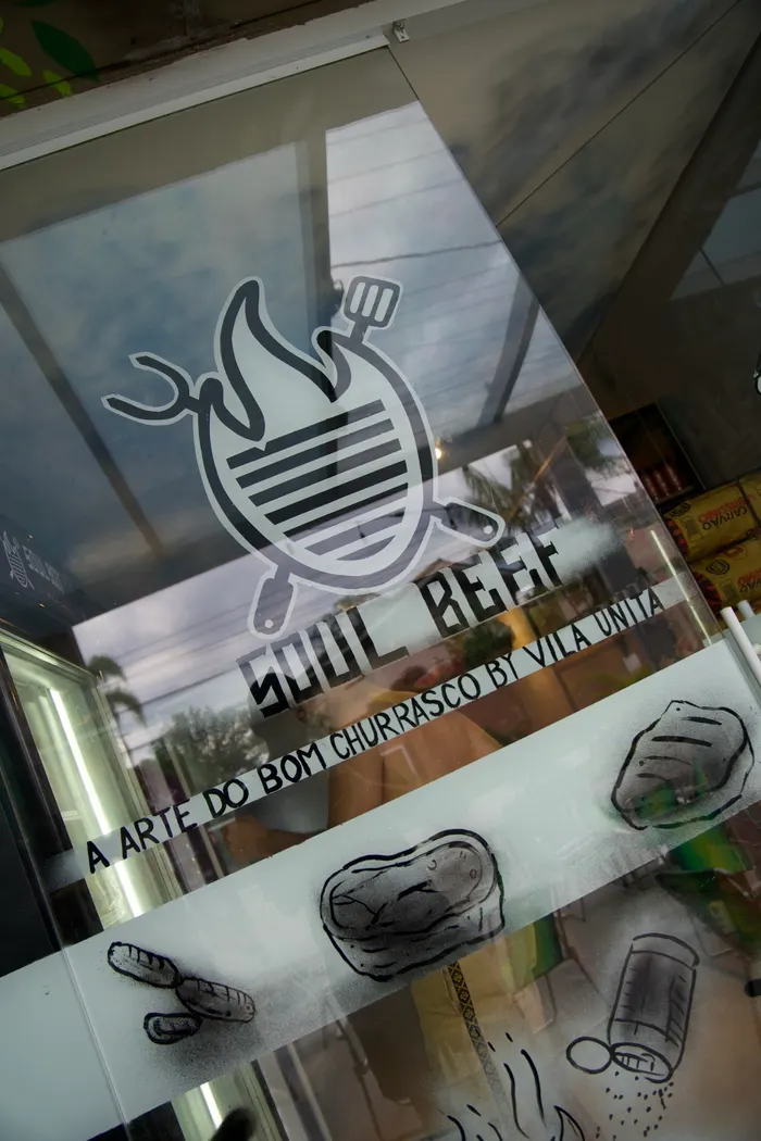 Vitrine da Soul Beef com o adesivo do logo e desenhos de cortes