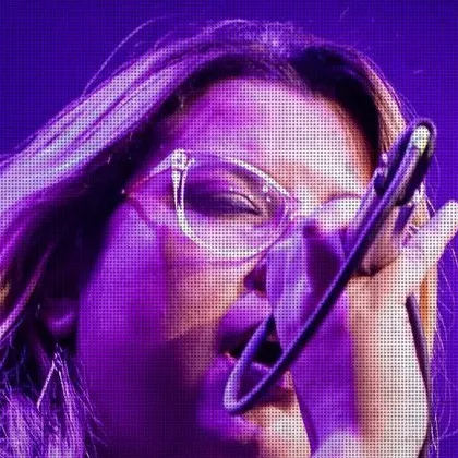 Simone cantando no microfone